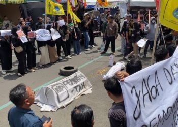 Pocong dan Keranda Mayat Satroni Pelantikan DPRD Trenggalek