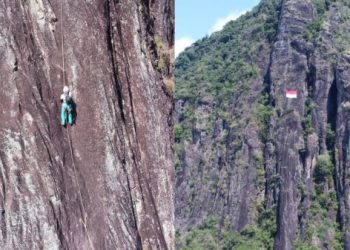Rayakan HUT ke-79 RI, 5 Pemanjat di Trenggalek Bertaruh Nyawa Kibarkan Merah Putih Raksasa