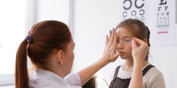 Bahaya Screen Time Gadget pada Mata Anak. (foto ilustrasi/freepik)