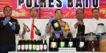 Gerebek Pabrik Wine Ilegal di Batu, Polisi Kenakan Pasal Tipiring. (foto/Bacaini)