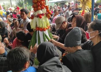 Gelar Sedekah Bumi, Ratusan Warga Kediri Berebut Berkah