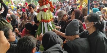 Gelar Sedekah Bumi, Ratusan Warga Kediri Berebut Berkah. (foto/Bacaini)