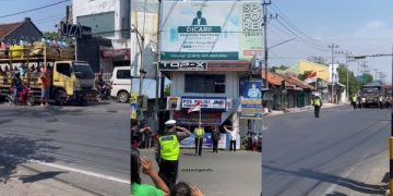 Upacara Kemerdekaan di Perempatan Jalan Ini Bikin Merinding yang Menyaksikan. (foto: Tangkapan Layar)