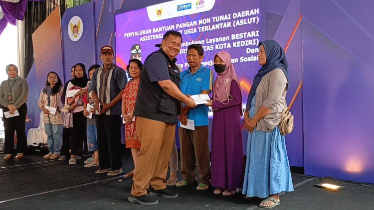 Tingkatkan Kesejahteraan Warga Miskin, Dinsos Kota Kediri Telah Salurkan Lebih Dari 3000 Bansos. Foto : Dok. Pemkot Kediri