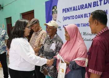 Salurkan BPNTD, Pj Wali Kota Kediri: Belanjakan Untuk Memenuhi Kebutuhan Sehari-hari. Foto : Dok. Pemkot Kediri
