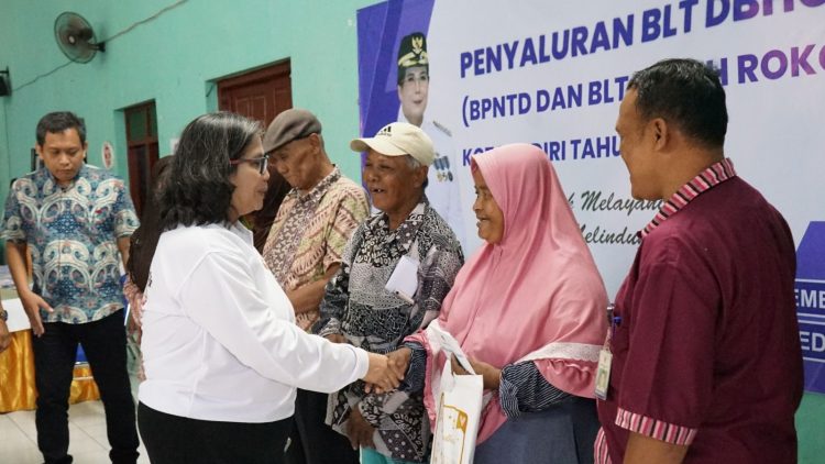 Salurkan BPNTD, Pj Wali Kota Kediri: Belanjakan Untuk Memenuhi Kebutuhan Sehari-hari. Foto : Dok. Pemkot Kediri
