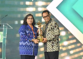 Pj Wali Kota Kediri Zanariah Terima Penghargaan Wahana Tata Nugraha. Foto : Dok. Pemkot Kediri