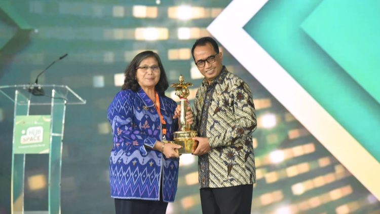 Pj Wali Kota Kediri Zanariah Terima Penghargaan Wahana Tata Nugraha. Foto : Dok. Pemkot Kediri