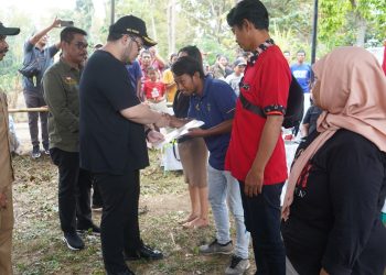 Pertama Kali, Mas Dhito Serahkan Sertifikat Elektronik Bagi Warga Kampungbaru . Foto :" Dok. Pemka Kediri