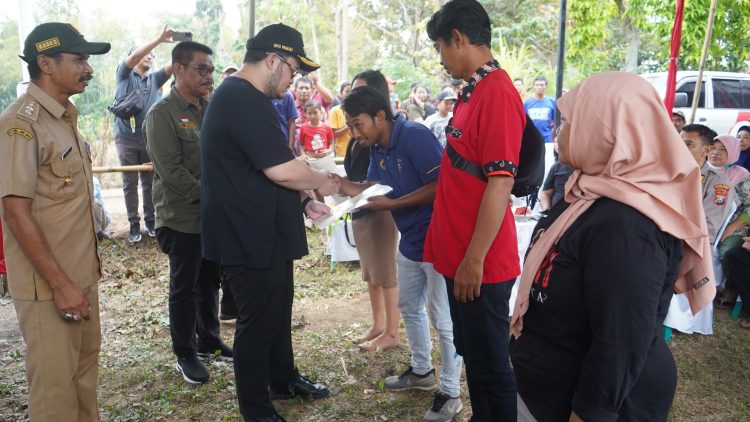 Pertama Kali, Mas Dhito Serahkan Sertifikat Elektronik Bagi Warga Kampungbaru . Foto :" Dok. Pemka Kediri