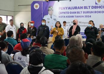 Serahkan BLT Buruh Rokok, Pj Wali Kota Kediri : Belanjakan Dengan Bijak dan Jangan Konsumtif. Foto : Dok. Pemkot Kediri