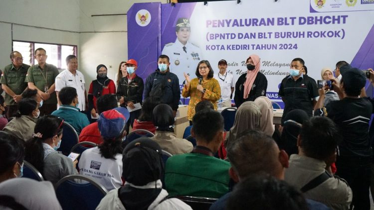 Serahkan BLT Buruh Rokok, Pj Wali Kota Kediri : Belanjakan Dengan Bijak dan Jangan Konsumtif. Foto : Dok. Pemkot Kediri