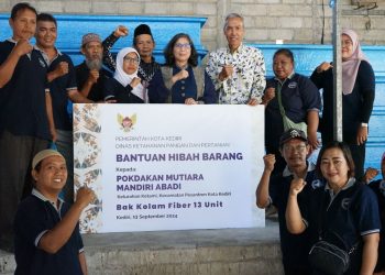 Pj Wali Kota Kediri Serahkan Bantuan Hibah 13 Unit Bak Kolam Fiber Ke Pokdakan Mutiara Mandiri Abadi. Foto : Dok. Pemkot Kediri