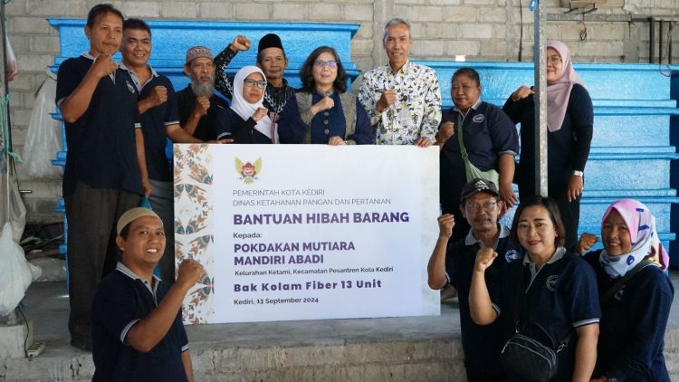 Pj Wali Kota Kediri Serahkan Bantuan Hibah 13 Unit Bak Kolam Fiber Ke Pokdakan Mutiara Mandiri Abadi. Foto : Dok. Pemkot Kediri