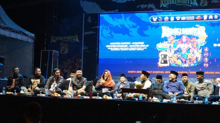 Pj Wali Kota Kediri Zanariah Ikuti Pengajian Bersama Gus Kautsar Pada KSF. Foto : Dok. Pemkot Kediri