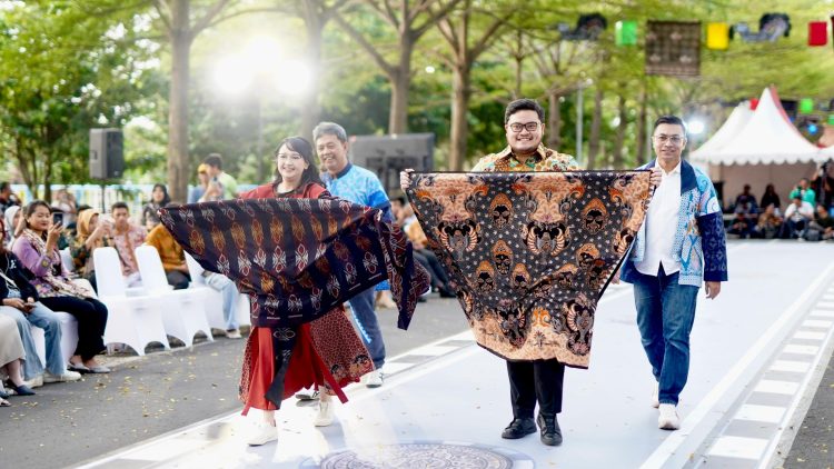 Redesain Motif Panji, Mas Dhito Gelar Kediri Fashion Batik Festival. Foto : Dok. Pemkab KEdiri