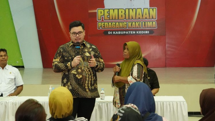 Dengar Keluhan PKL, Ini Jawaban Mas Dhito Soal Kelangkaan Elpiji Melon. Foto : Dok. Pemkab Kediri