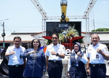 Pj Wali Kota Kediri Bersama Dirut KAI Resmikan Monumen Lokomotif C1140. Foto : Dok. Pemkot Kediri