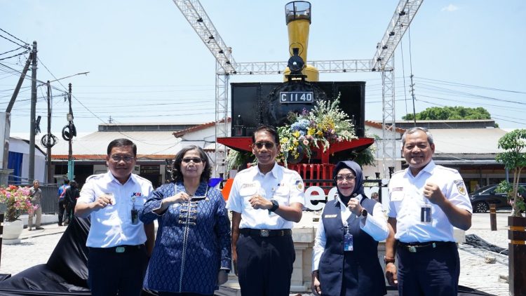 Pj Wali Kota Kediri Bersama Dirut KAI Resmikan Monumen Lokomotif C1140. Foto : Dok. Pemkot Kediri