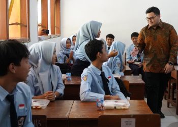 Dipimpin Doa Siswa kelas XII, Bupati Dhito Ikut Coba Makan Siang Bergizi. Foto : Dok. Pemkab Kediri