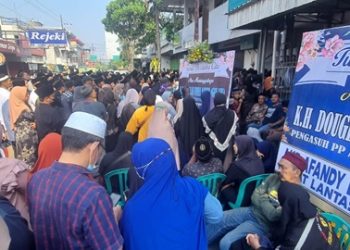 Ribuan Pelayat Antre Menyolati Almarhum Gus Lik