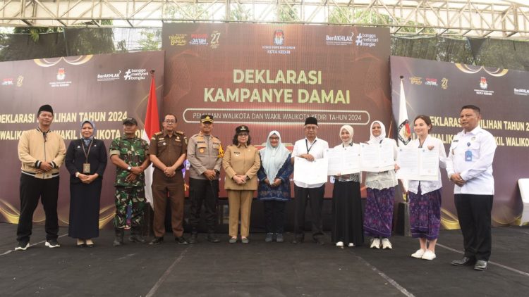 Pj Wali Kota Kediri Zanariah Hadiri Deklarasi Kampanye Damai Pilkada Serentak 2024. Foto : Dok. Pemkot Kediri