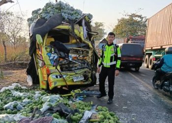 Adu Banteng Truk vs Bus di Pantura Situbondo, 4 Luka-luka