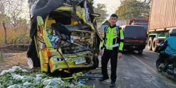 Adu Banteng Truk vs Bus di Pantura Situbondo, 4 Luka-luka. (foto/Bacaini)