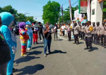 Banyak Kasus Korupsi Mandeg di Kejaksaan, Aktivis Sindir dengan Dandanan Badut   