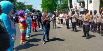 Banyak Kasus Korupsi Mandeg di Kejaksaan, Aktivis Sindir dengan Dandanan Badut. (foto/Bacaini)