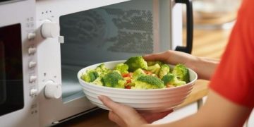 Ilmuwan Temukan Bakteri Tahan Hidup di Microwave Oven, Hati-hati! (foto ilustrasi/ vecteezy)