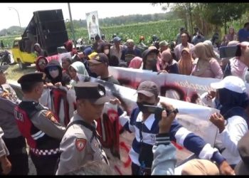 Warga Paksa Mundur Kades Lantaran Jarang Ngantor