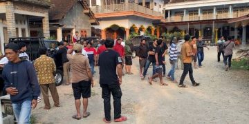 Geruduk Ponpes, Warga Trenggalek Tuntut Pertanggungjawaban Santriwati Hamil. (foto/Bacaini)