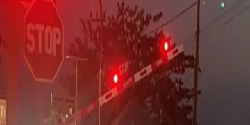 KA Gajayana Tabrak Pikap Selip Roda di Perlintasan Nganjuk. (foto/Bacaini)