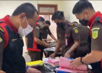 Jaksa Jombang Geledah Kantor Perkebunan Wonosalam