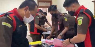 Jaksa Jombang Geledah Kantor Perumda Perkebunan Wonosalam. (foto//bacaini)
