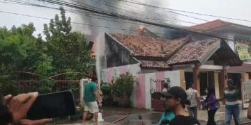 Ledakan Keras Iringi Rumah Warga yang Tiba-tiba Terbakar. (foto/Bacaini)