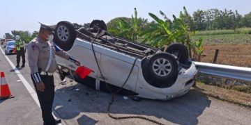 Ban Meletus di Tol Jomo, Minibus Angkut 10 Penumpang Terguling. (foto/Bacaini)