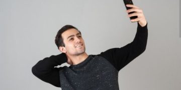 Tips Foto Cakep di Media Sosial Tanpa Pose Dua Jempol, Karena Itu Sudah Kuno. (foto ilustrasi/freepik)