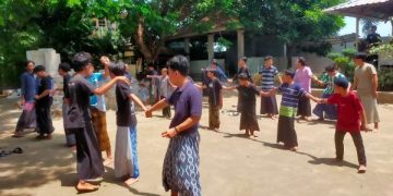 Rayakan Hari Santri Nasional, Ponpes di Jombang Gelar Lomba Sarung Estafet. (foto/Bacaini)