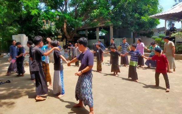 Rayakan Hari Santri Nasional, Ponpes di Jombang Gelar Lomba Sarung Estafet. (foto/Bacaini)