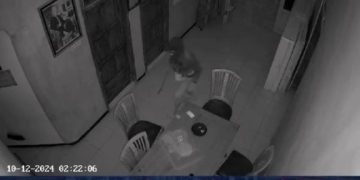 Viral Aksi Maling di Malang, Hunus Belati Demi Sekarung Beras Ketan. (foto/tangkapan layar)