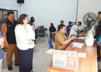 Pj Wali Kota Kediri Tinjau Penyaluran Bantuan Pangan Cadangan Beras Pemerintah di Kelurahan Pojok dan Kelurahan Ngampel. Foto : Dok. Pemkot Kediri