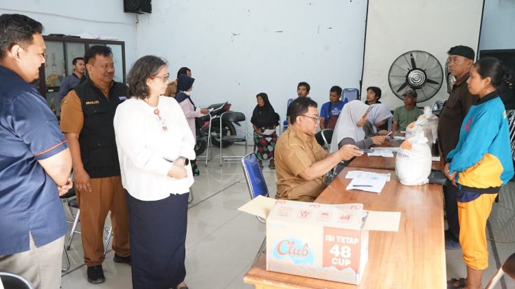 Pj Wali Kota Kediri Tinjau Penyaluran Bantuan Pangan Cadangan Beras Pemerintah di Kelurahan Pojok dan Kelurahan Ngampel. Foto : Dok. Pemkot Kediri