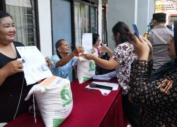 Pj Wali Kota Kediri Zanariah Kembali Tinjau Penyaluran Bantuan Pangan Cadangan Beras Pemerintah Tahap 3 di Kelurahan Kampungdalem dan Kelurahan Banjaran