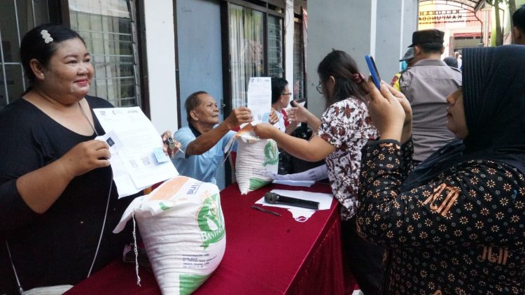Pj Wali Kota Kediri Zanariah Kembali Tinjau Penyaluran Bantuan Pangan Cadangan Beras Pemerintah Tahap 3 di Kelurahan Kampungdalem dan Kelurahan Banjaran. Foto : Dok. Pemkot Kediri