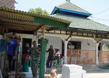 Satgas TMMD Ke 122 Kodim 0809/Kediri Renovasi Musholla, Agar Masyarakat Lebih Khusyuk. Foto : Dok. Pemkab Kediri