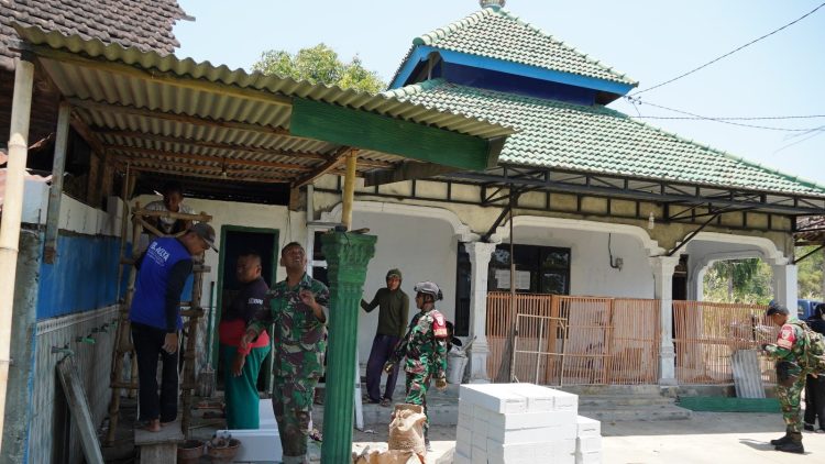 Satgas TMMD Ke 122 Kodim 0809/Kediri Renovasi Mushola Agar Masyarakat Lebih Khusyuk