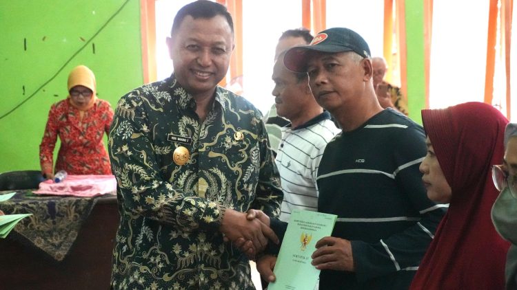 Serahkan Ratusan Sertifikat PTSL, Wujud Pemkab Kediri Percepat Legalitas Hak Aset Milik Warga. Foto : Dok. Pemkab Kediri