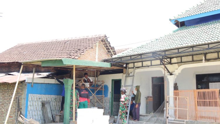 Gotong Royong Warga Desa Pagung dan TNI, Dukung Percepatan Pembangunan. Foto : Dok. Pemkab Kediri